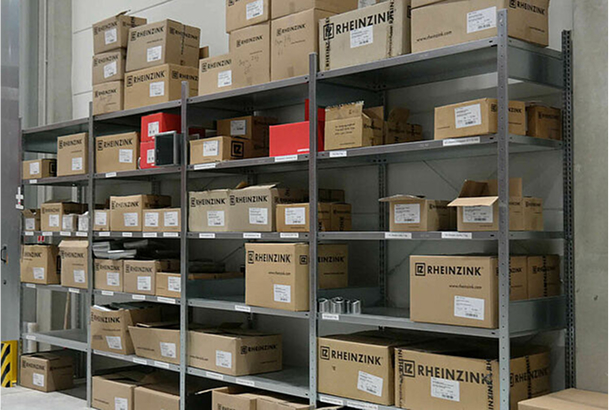 Graues Fachbodenregal mit eingelagerten Kisten