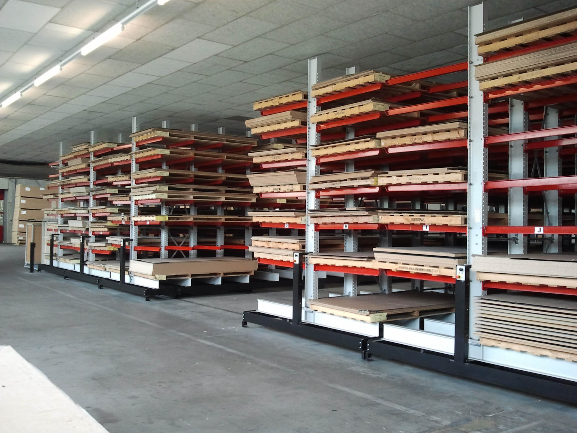 Mobile cantilever racking system